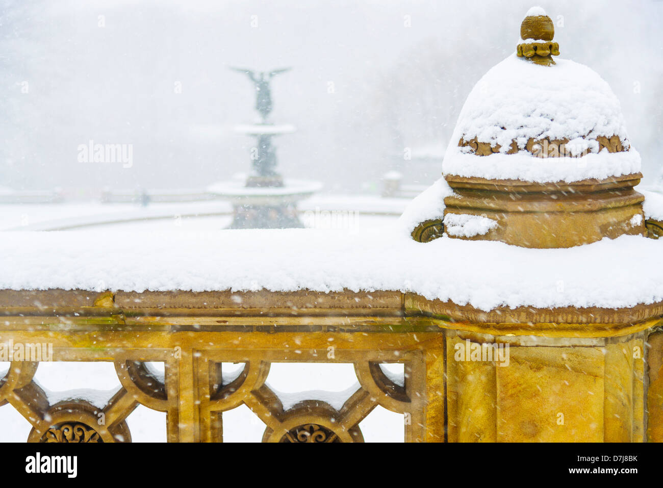 Stati Uniti d'America, New York New York City Central Park, Bethesda fontana ricoperta di neve in inverno Foto Stock