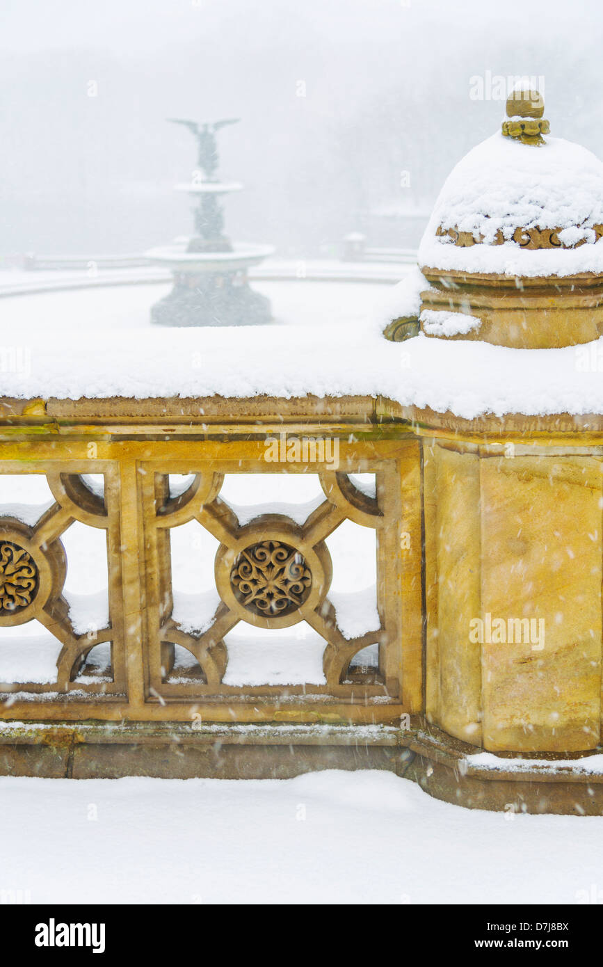Stati Uniti d'America, New York New York City Central Park, Bethesda fontana ricoperta di neve in inverno Foto Stock