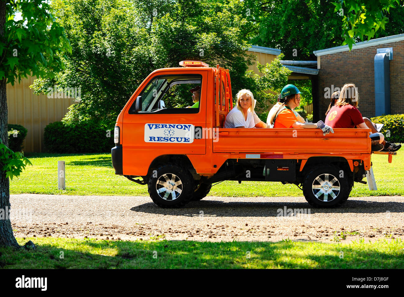 Vernon, Alabama, Stati Uniti d'America. 8 maggio 2013. Lynn bianco con Vernon Search & Rescue, aziona l'ultimo dei feriti del campo. Bianco, e gli altri e sono state prendendo parte ad una simulazione di disaster trapano a Lamar County Scuola di tecnologia in Vernon, Alabama. Credito: Tim Thompson/Alamy Live News Foto Stock