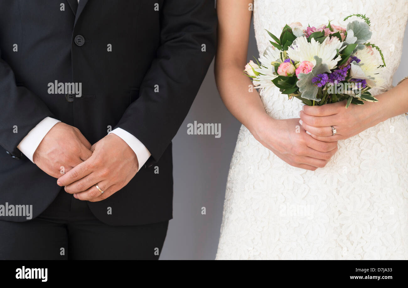 Close-up della sposa e lo sposo in piedi a fianco a fianco Foto Stock