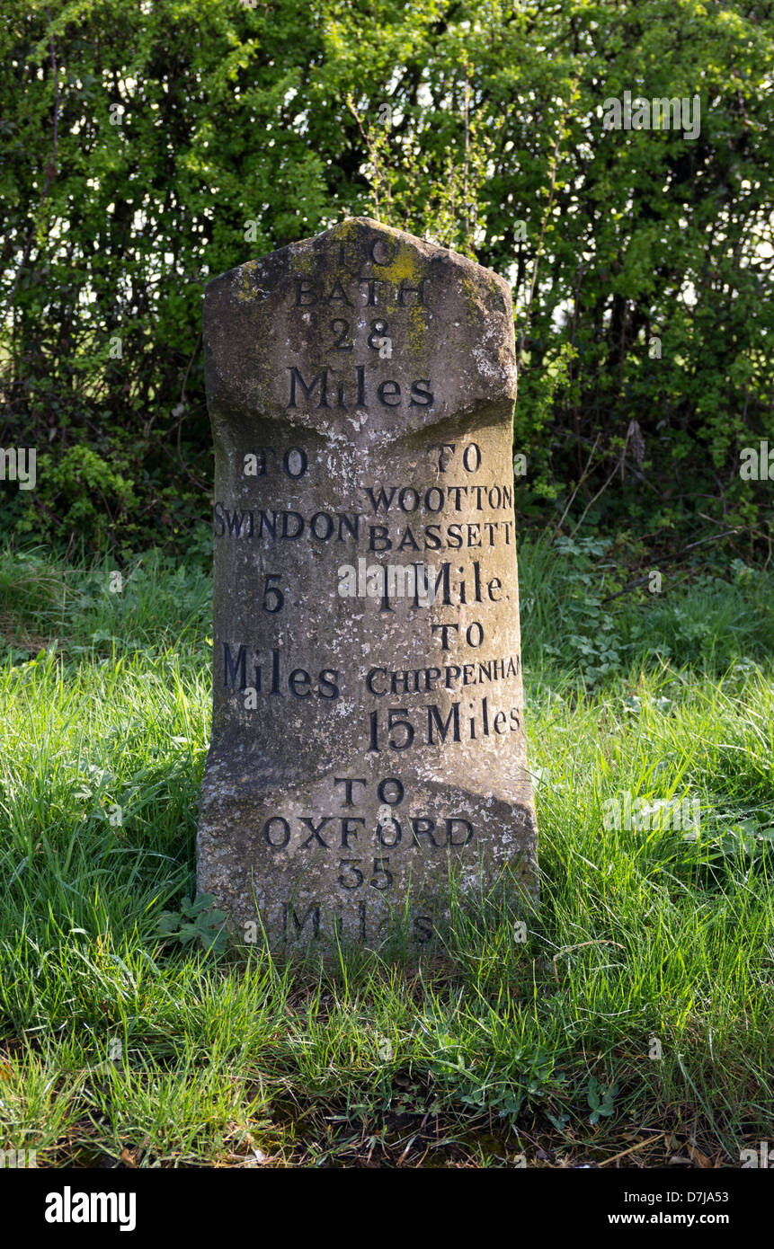 Un antica pietra milepost vicino al Royal Wootton Bassett, Wiltshire, Inghilterra Foto Stock