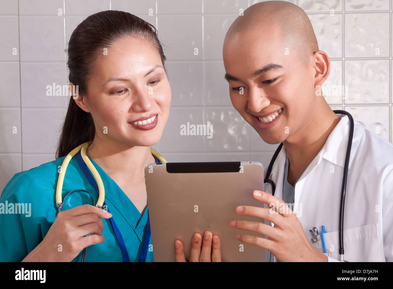 Sorridere i professionisti sanitari con un tablet. Foto Stock