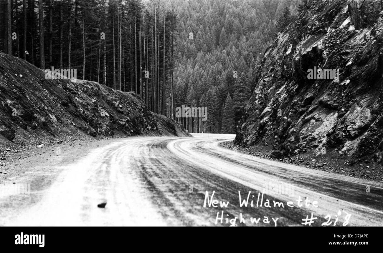 La New Willamette Highway, situata in Oregon, è un'importante strada per il trasporto attraverso la Willamette Valley, conosciuta per le sue viste panoramiche e il ruolo che ha svolto nel collegare varie città in tutta la regione. E' fondamentale per il commercio regionale e il turismo. Foto Stock