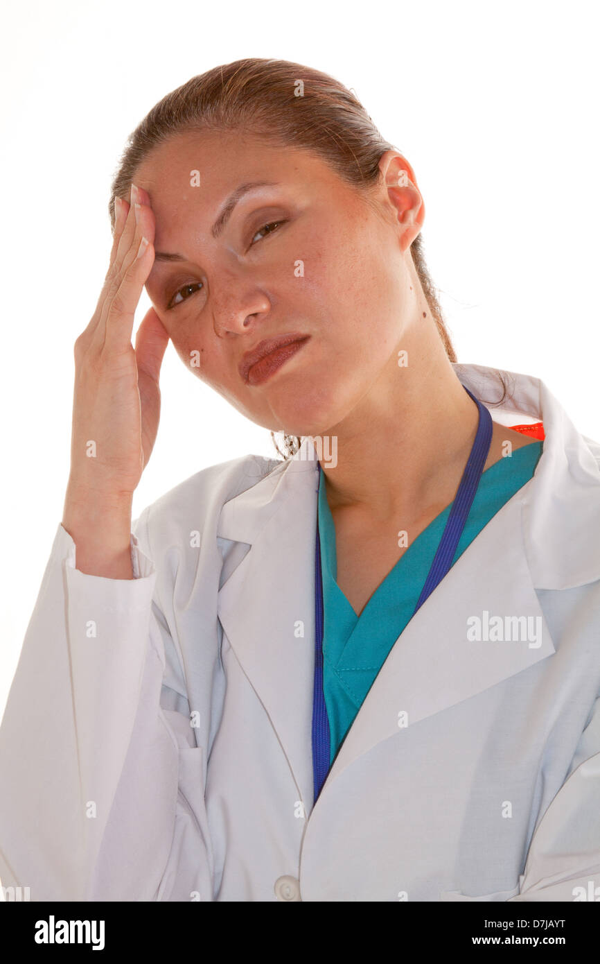 Ritratto di donna professionista di cura della salute che presenta stress, mal di testa. Foto Stock