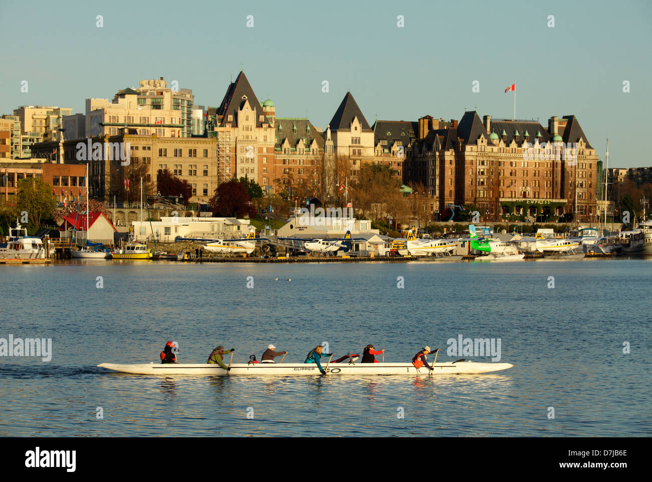 Dragon Boat rematori di praticare nel porto interno con skyline di Victoria ed Empress hotel-Victoria, British Columbia, Canada. Foto Stock