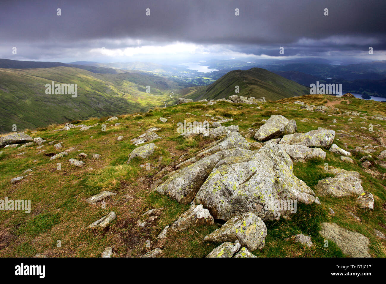 Paesaggio sul crinale del Vertice di Heron Pike, Fairfield Horseshoe fells, Parco Nazionale del Distretto dei Laghi, Cumbria County, England, Regno Unito Foto Stock