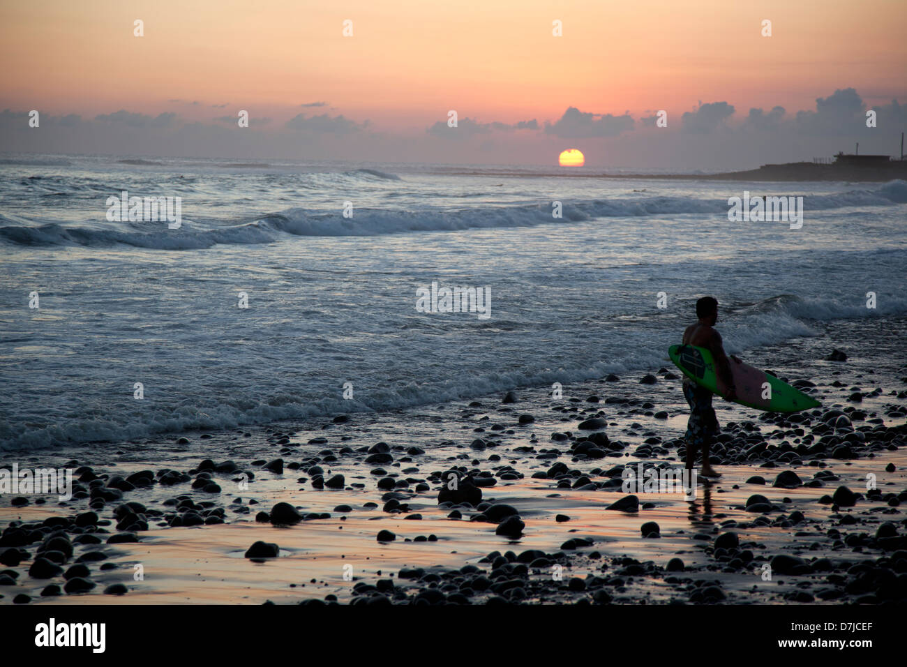 Playa El Tunco, un vibrante il surf e la spiaggia di destinazione su El Salvador della costa del Pacifico nei pressi di San Salvador. Foto Stock