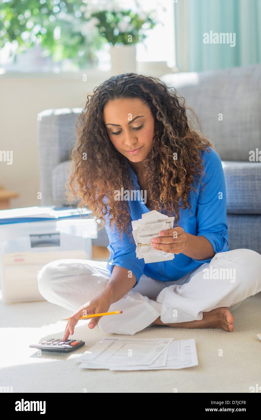 Giovane donna che si occupano di finanza home Foto Stock