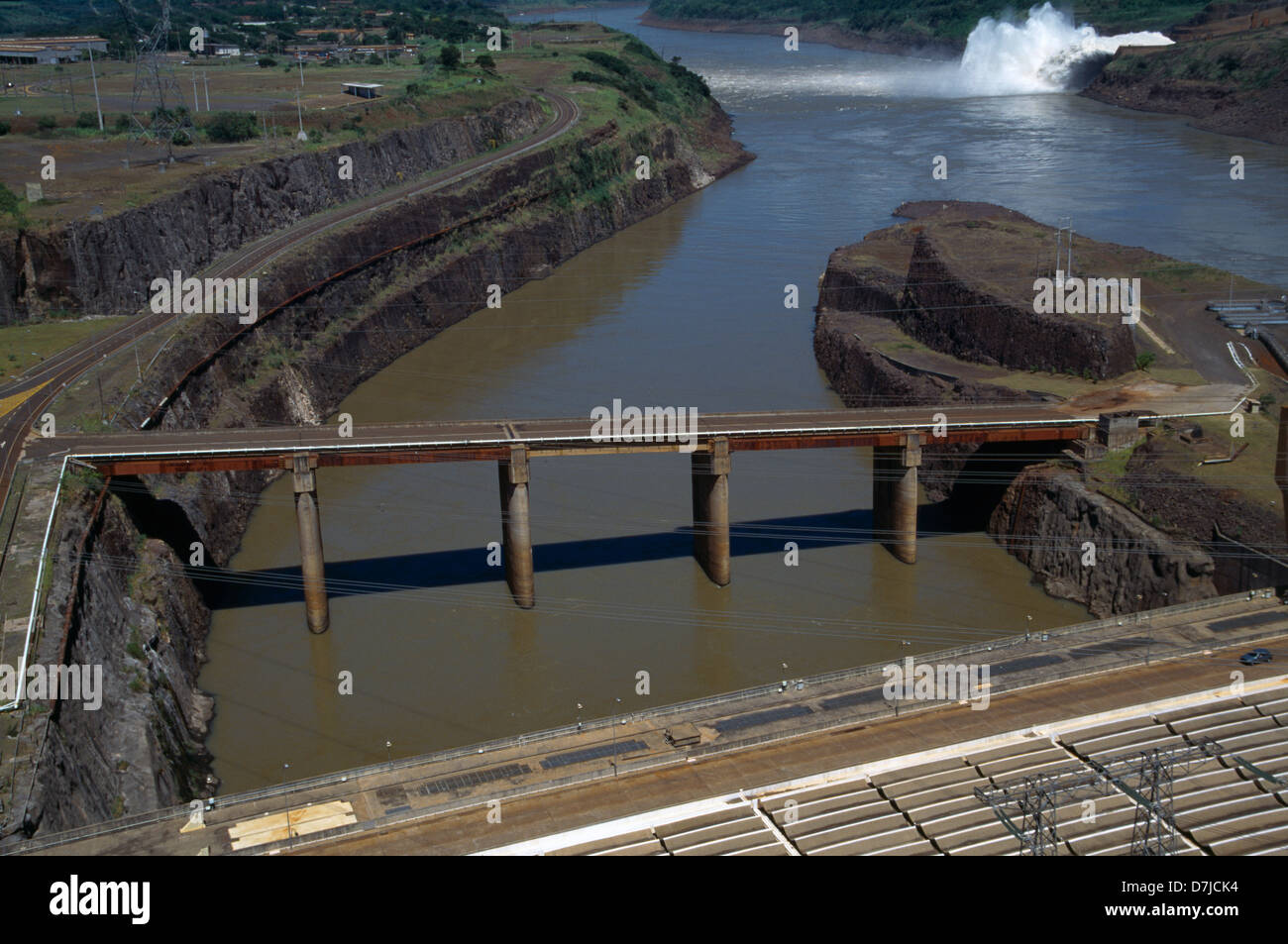 Il Brasile/paraguay Itaipu Dam e stazione di potenza del canale e Panama R visto dalla diga Foto Stock