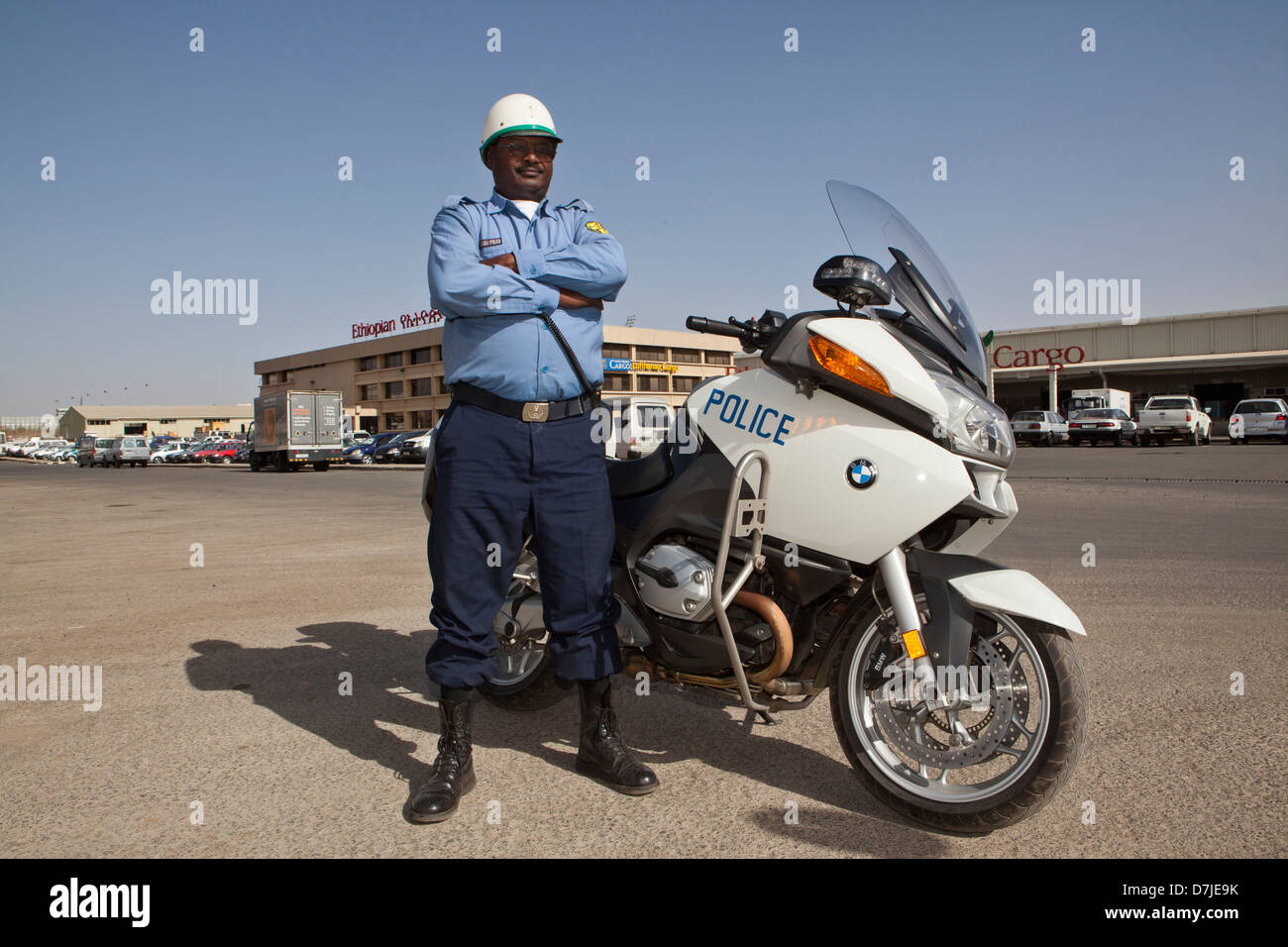 Funzionario di polizia in moto in Etiopia Foto Stock