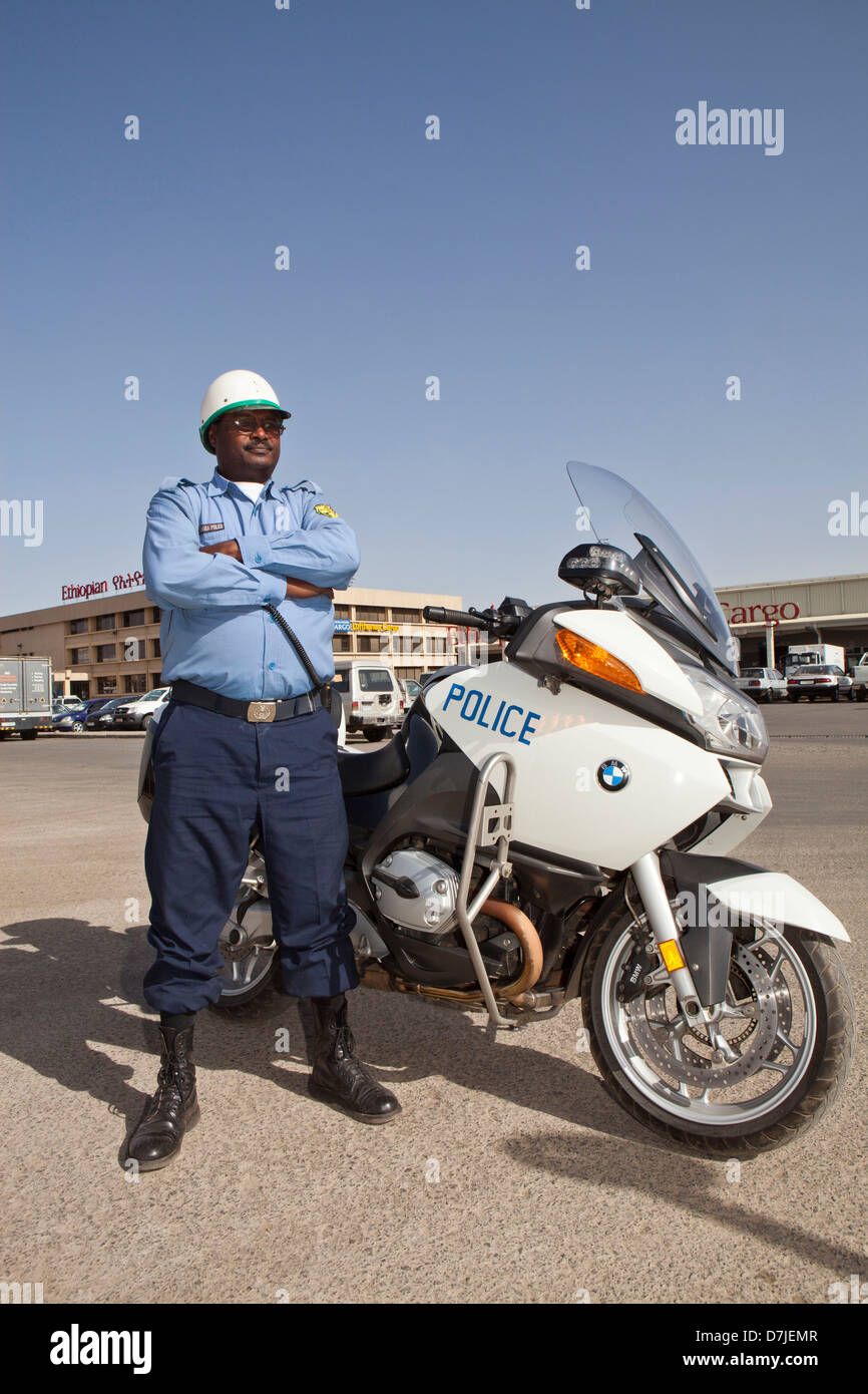 Funzionario di polizia in moto in Etiopia Foto Stock