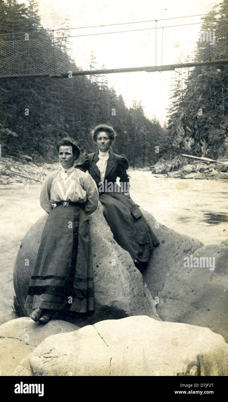 Una fotografia di donne che si rilassano alle sorgenti termali di Breitenbush, che mostrano la bellezza naturale delle sorgenti termali e delle loro acque curative. L'immagine cattura l'ambiente tranquillo e ringiovanente di questo popolare rifugio. Foto Stock