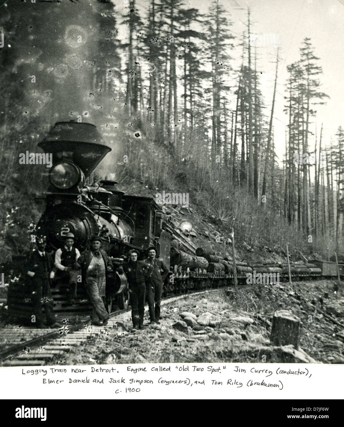 Questa fotografia del 1900 circa cattura un treno di taglialegna vicino a Detroit, Oregon, che mostra l'industria del taglialegna nel Nord-ovest Pacifico durante l'inizio del XX secolo. L'immagine evidenzia l'importanza delle ferrovie nel trasporto del legname e nel sostegno all'espansione industriale nella regione. Foto Stock