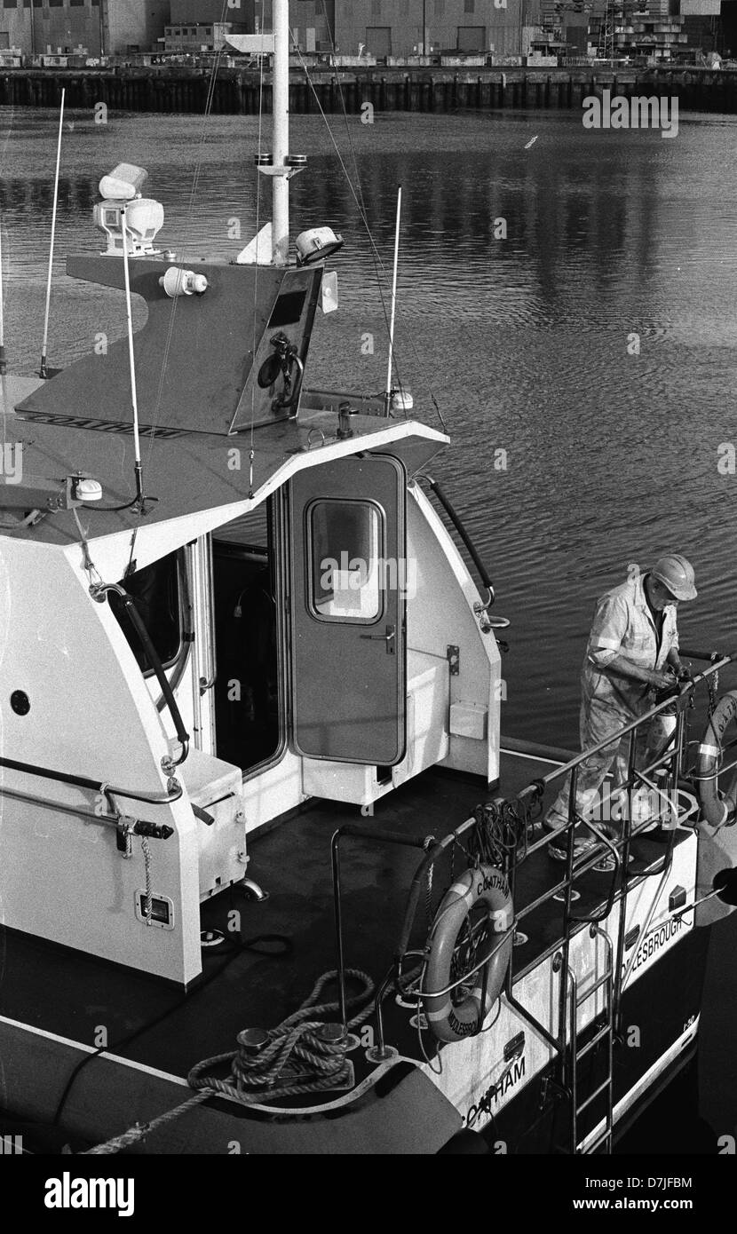 Come ottenere i piloti barca pronta per operazioni,bianco e nero,film,Fiume Tees Foto Stock