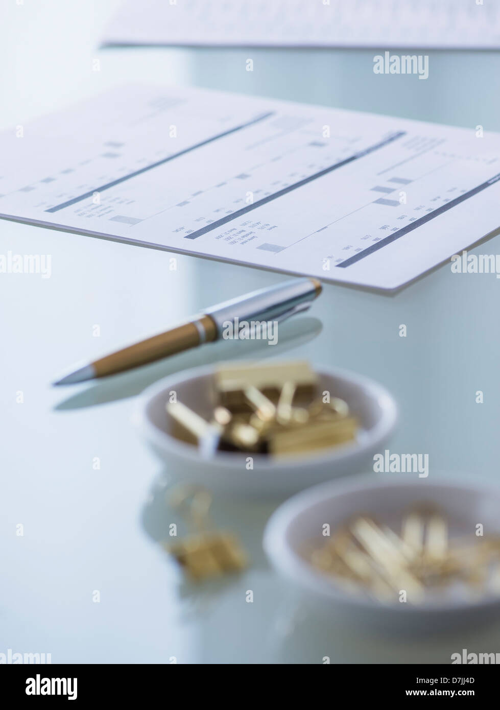 Close-up di graffetta, legante clip, penna e materiale cartaceo Foto Stock