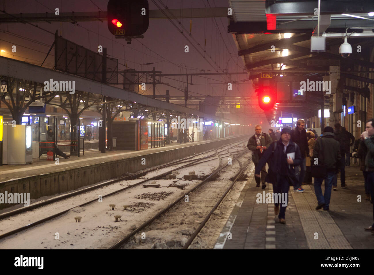 Stazione ferroviaria in orari invernali nei Paesi Bassi Foto Stock