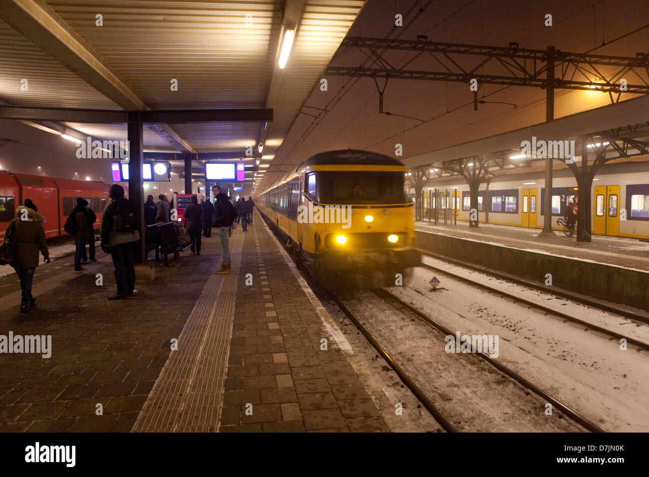 Stazione ferroviaria in orari invernali nei Paesi Bassi Foto Stock