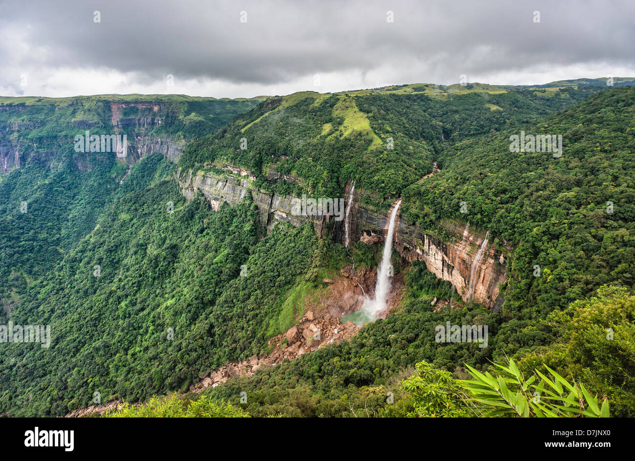 Nohkalikai cascate nel cuore del Khasi collina vicino alla città di Cherrapunjee (luogo più piovoso sulla terra), l'India. Foto Stock