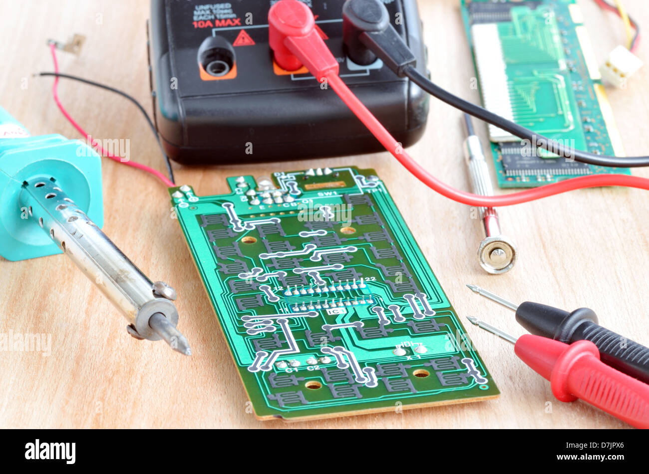 Prova di lavoro di riparazione sulla scheda elettronica a circuito stampato Foto Stock