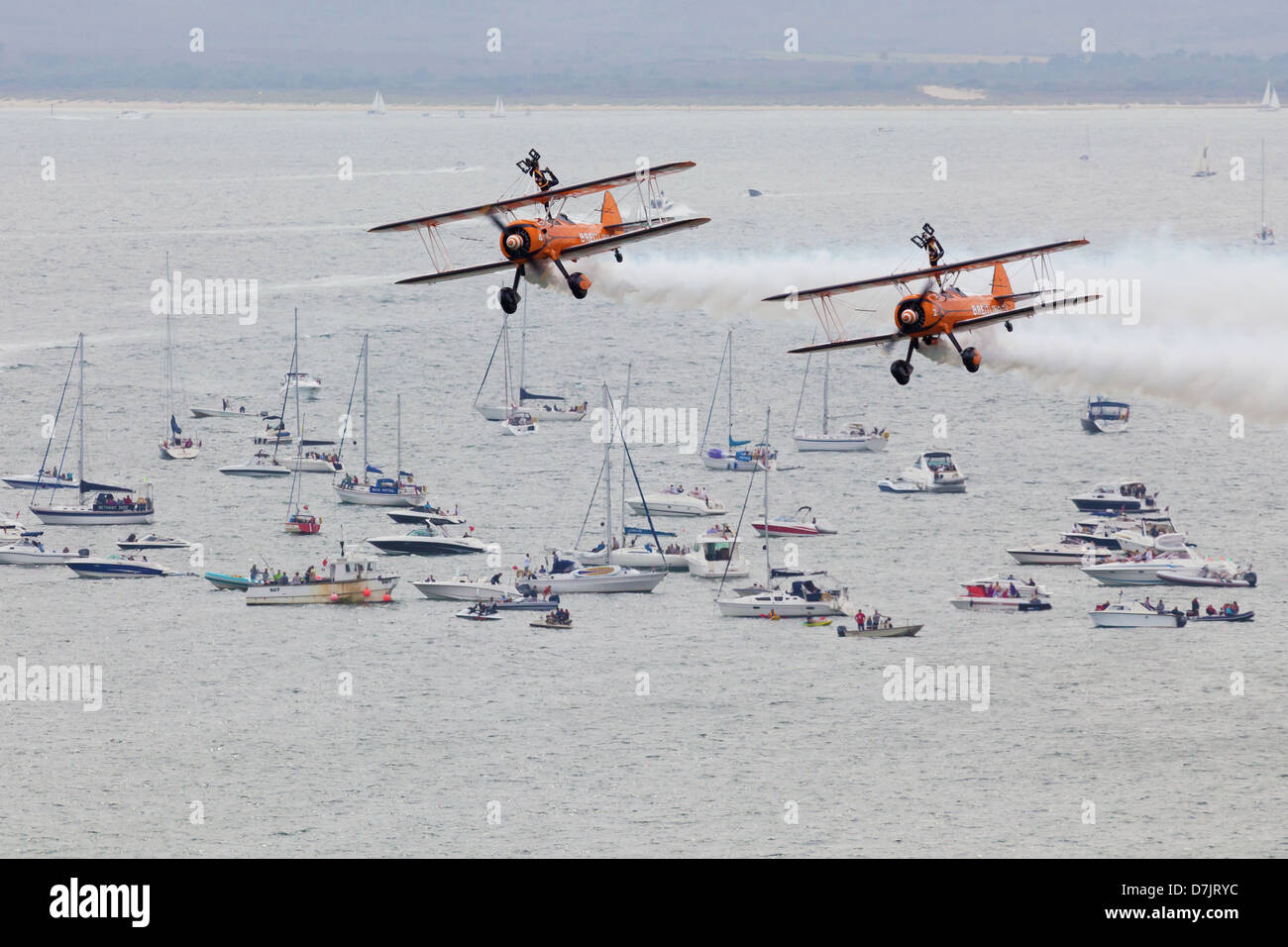 Display di volo da due Breitling del biplano con l'ala scuotipaglia . Foto Stock