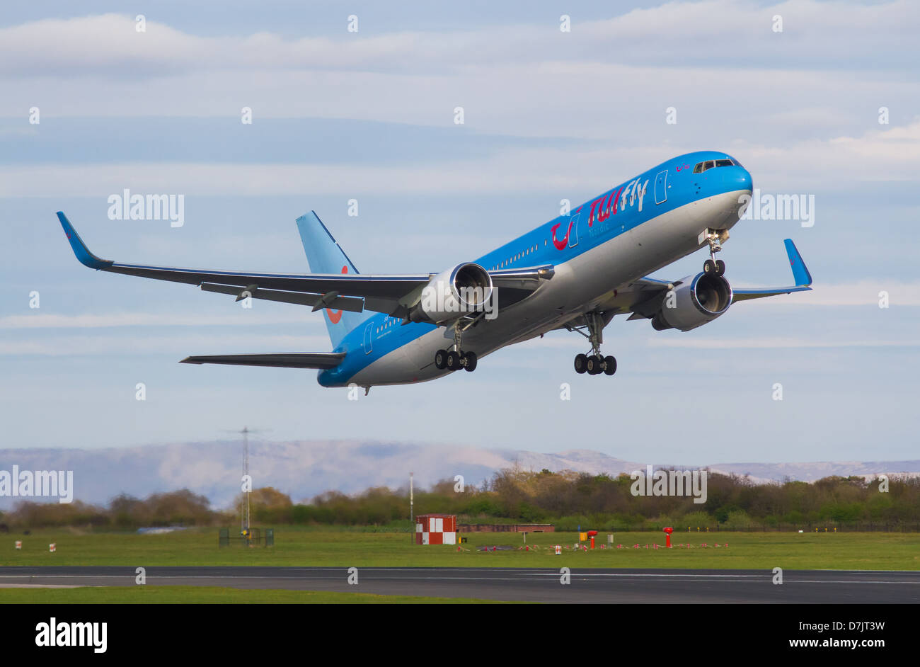 Thomson Airways TUI Fly Boeing 767 SE-RFS decollo dall'aeroporto di Manchester Foto Stock