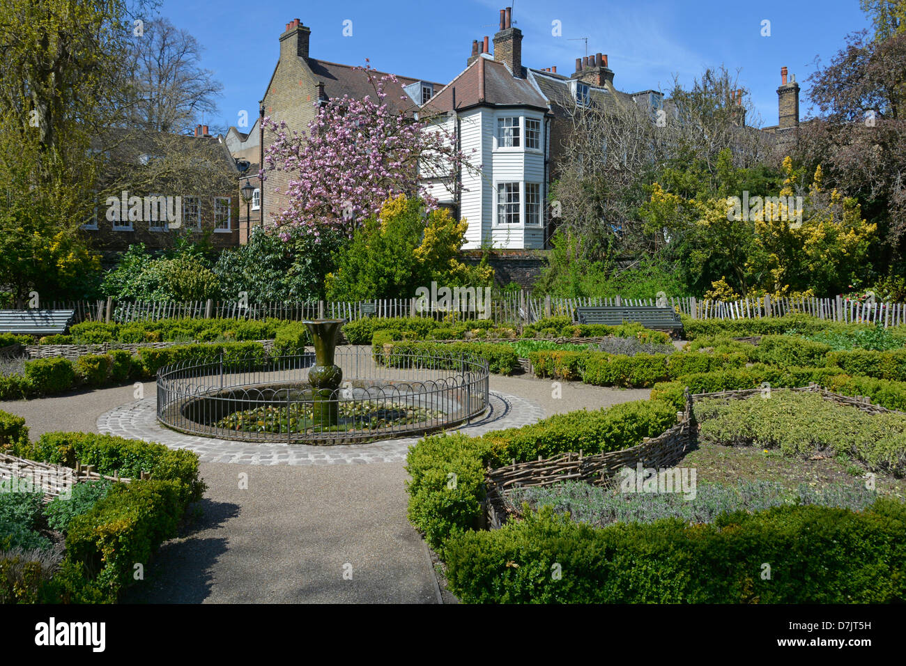 Il giardino di erbe aromatiche in Greenwich Royal Park con giardini residenziale al di là di Greenwich Park Londra Inghilterra REGNO UNITO Foto Stock