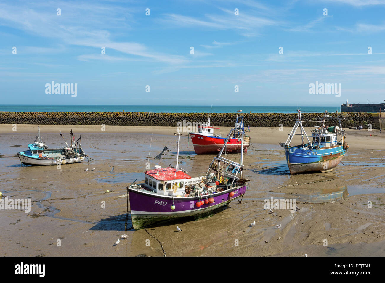 Folkestone harbour a bassa marea con le attività di pesca delle navi in porto Foto Stock