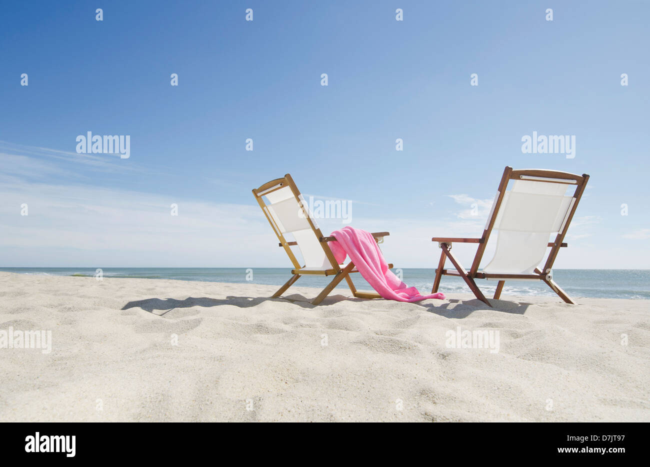 Stati Uniti d'America, Massachusetts, Nantucket, vuoto sedie a sdraio sulla spiaggia sabbiosa Foto Stock