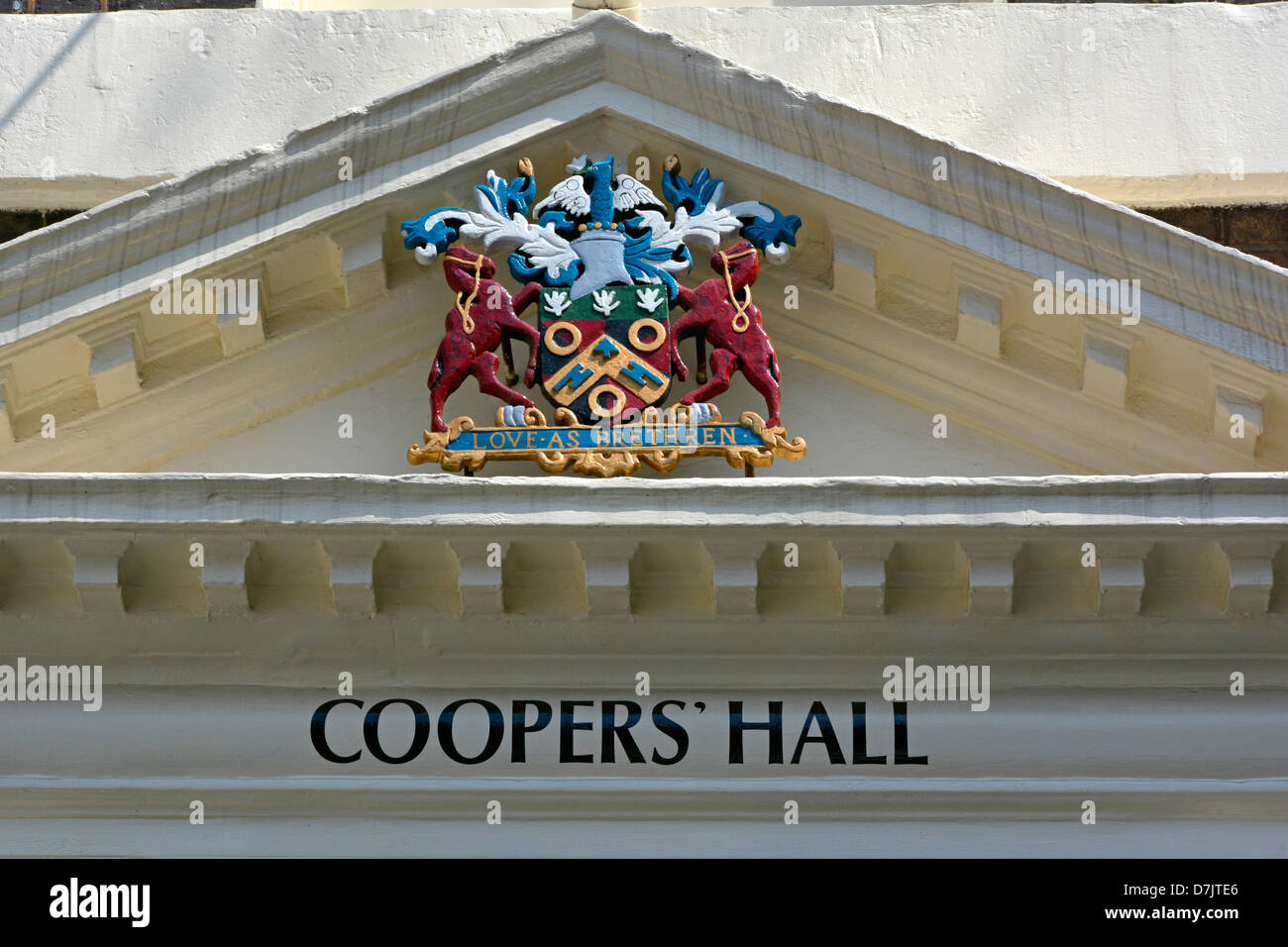Lo stemma della Coopers Hall si trova sopra gli uffici della Worshipful Company of Coopers, una delle antiche corporazioni artigianali della Livery Company della City of London UK Foto Stock