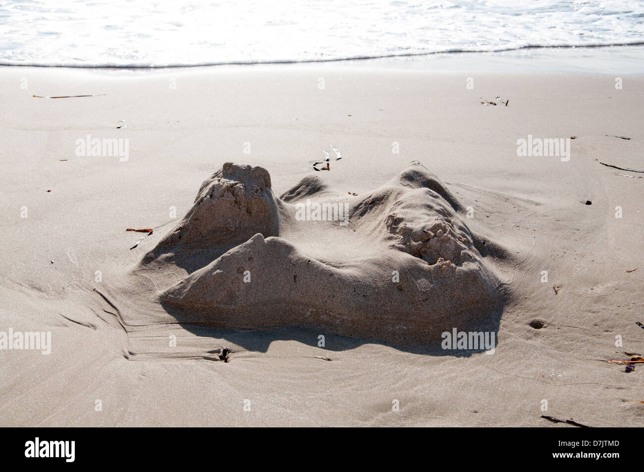 Ieri il castello di sabbia sulla spiaggia di sabbia. Cabo Roig-La Zenia, Orihuela Costa Blanca, Spagna. Foto Stock