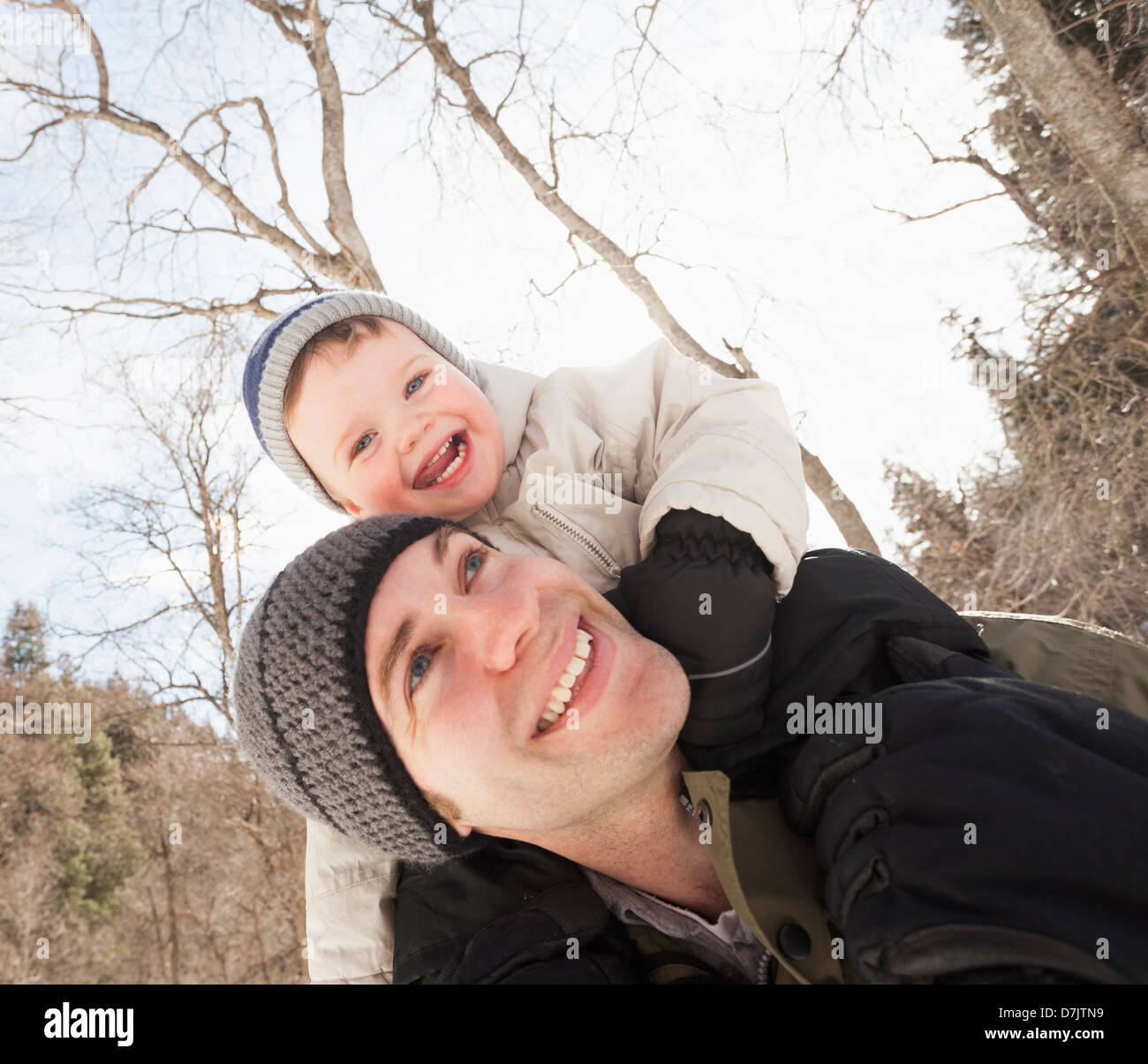 Stati Uniti d'America, Utah, Highland, giovane uomo che porta il suo figlio (12-17 mesi) sulle spalle Foto Stock