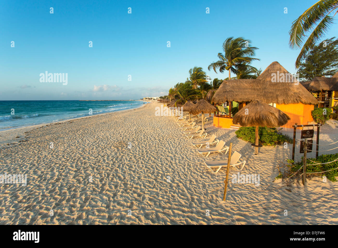 Mahekal Beach Resort, sistemazione in stile cabana su una spiaggia incontaminata di sabbia a Playa del Carmen, Messico Foto Stock