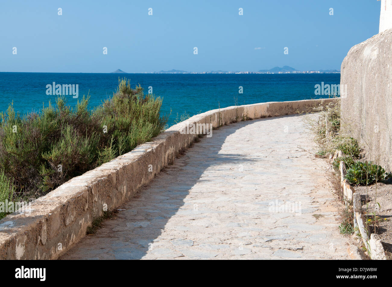 Sunbleached curvo percorso lungo il mare Mediterraneo. Foto Stock