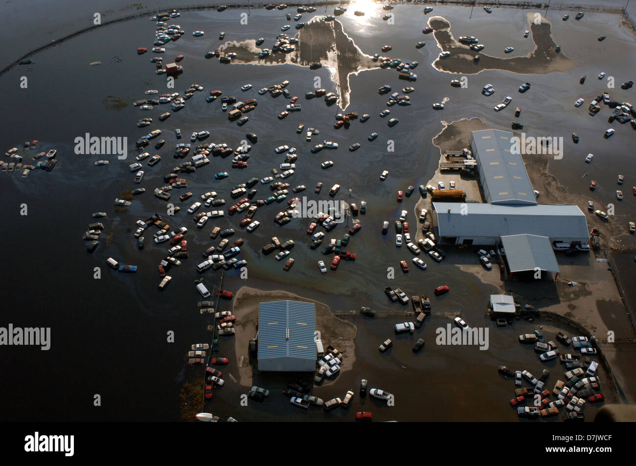 Vista aerea di gravi inondazioni e distruzione scattering vetture dopo il passaggio dell uragano Katrina Settembre 2, 2005 a New Orleans, LA. Foto Stock