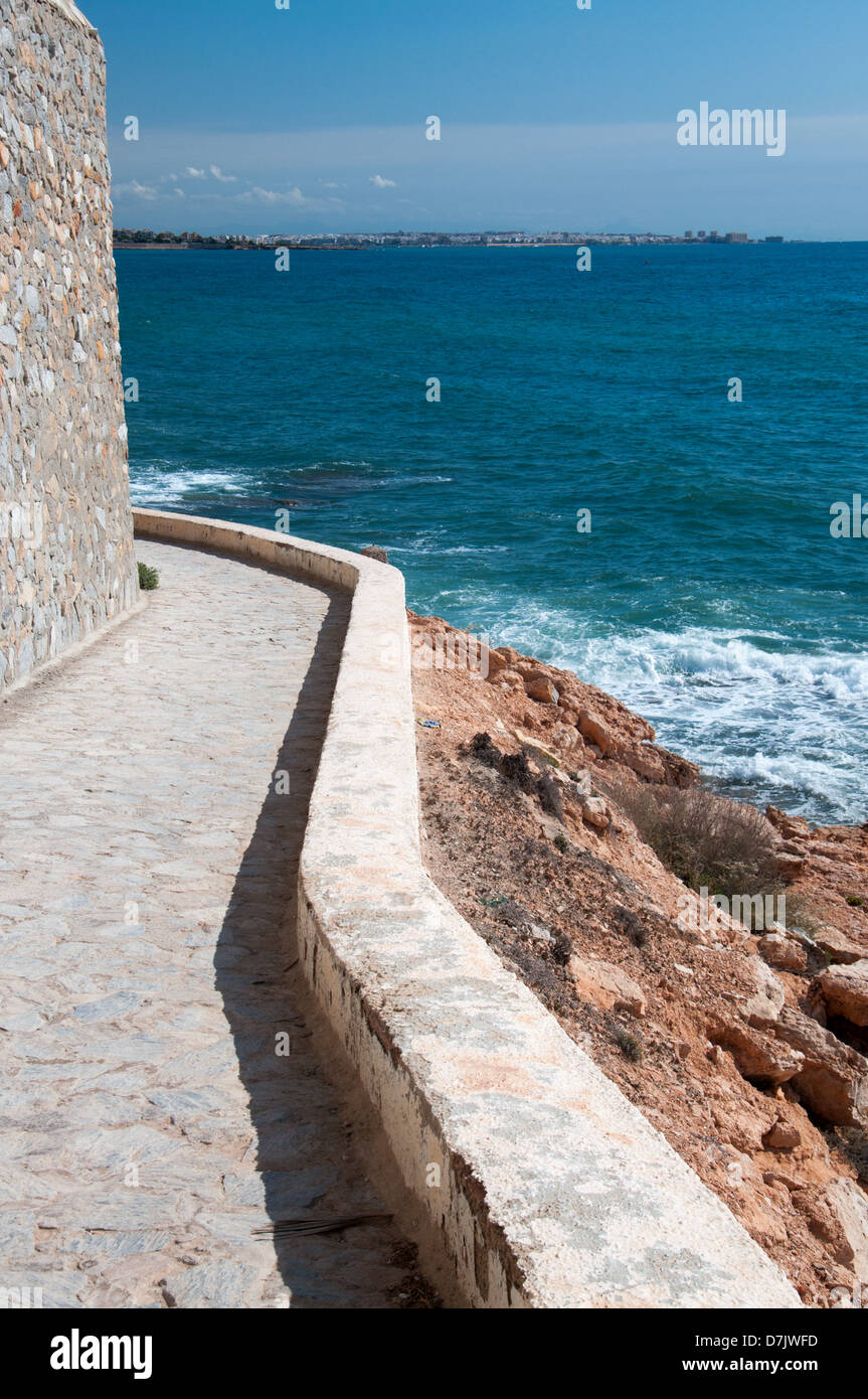 Polveroso percorso a piedi la bordatura lungo il mare Mediterraneo. Cabo Roig-La Zenia, Costa Blanca, Spagna. Foto Stock