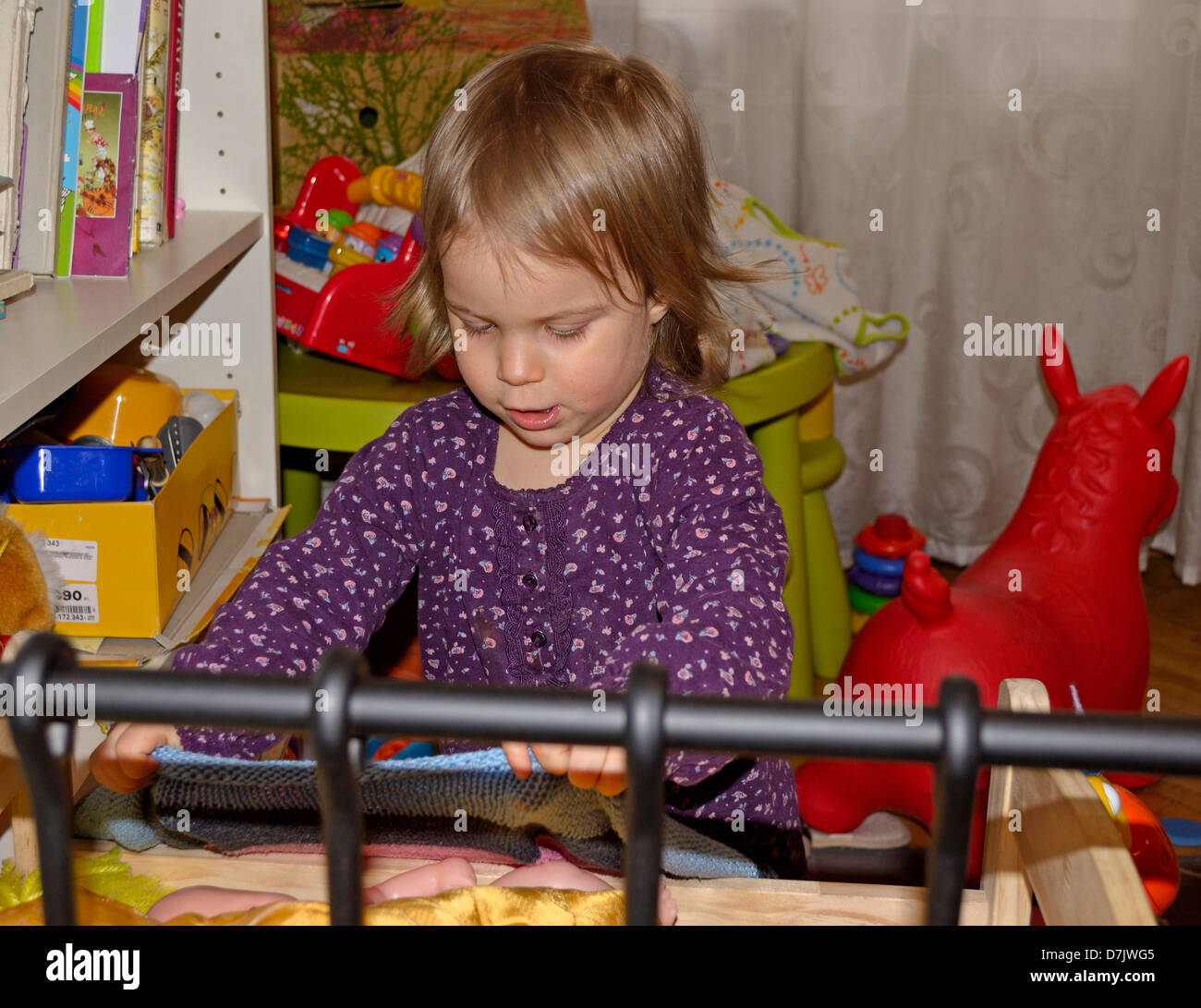 2 anno di età bambina gioca nella stanza del bambino Foto Stock