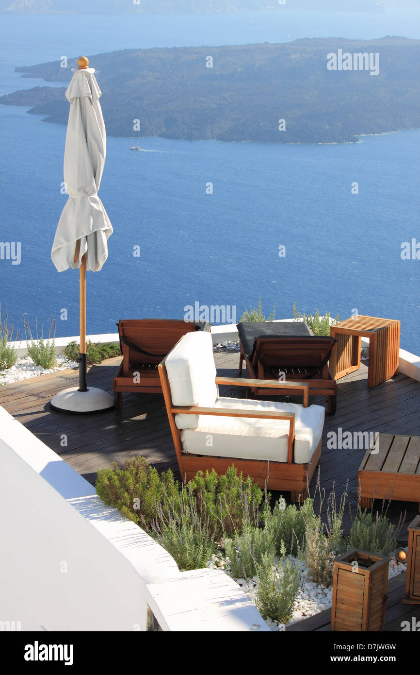 Tavolo esterno e divani su una terrazza con vista sul mare a Santorini Island, Grecia. Foto Stock