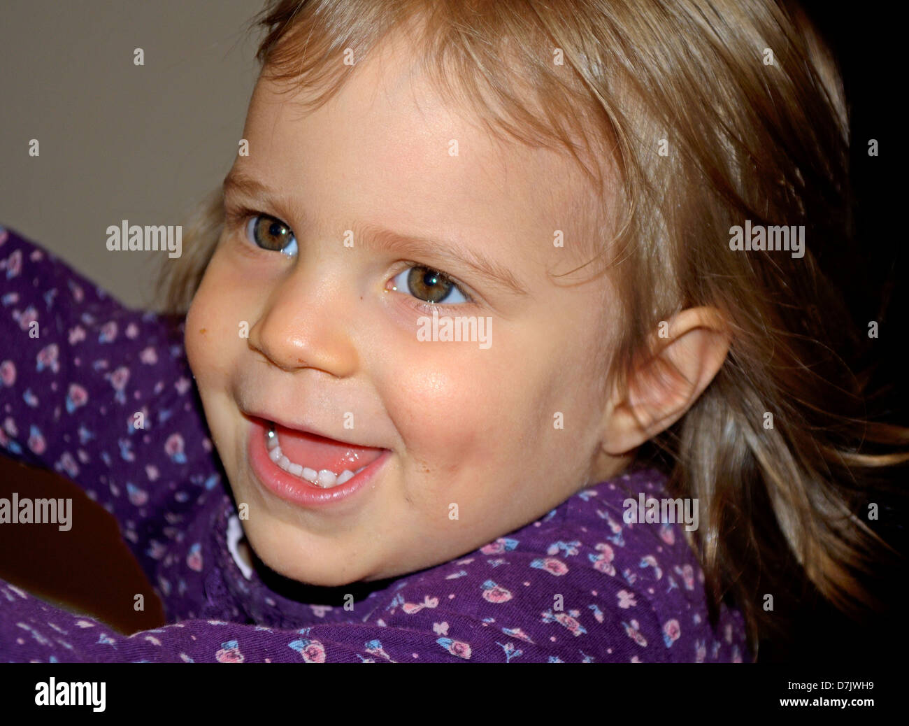 2 anno di età bambina ritratto, sorridente Foto Stock