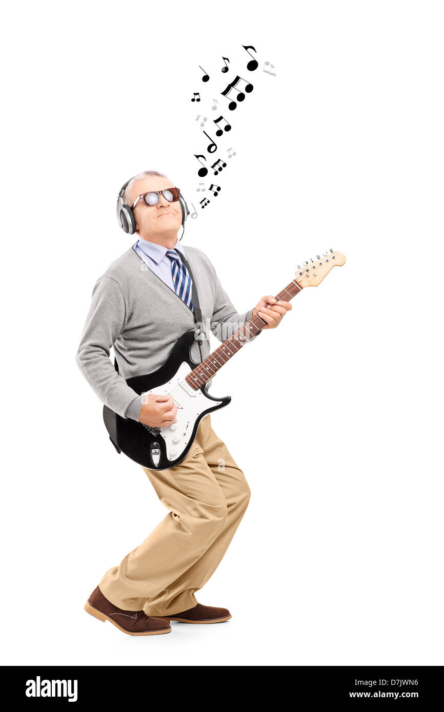 A piena lunghezza Ritratto di un uomo di mezza età a suonare la chitarra e note musicali intorno, isolato su sfondo bianco Foto Stock