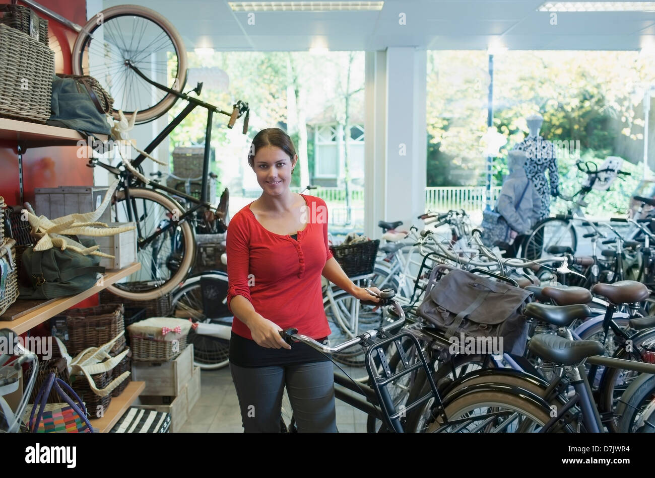 Titolare di azienda nel negozio di biciclette Foto Stock