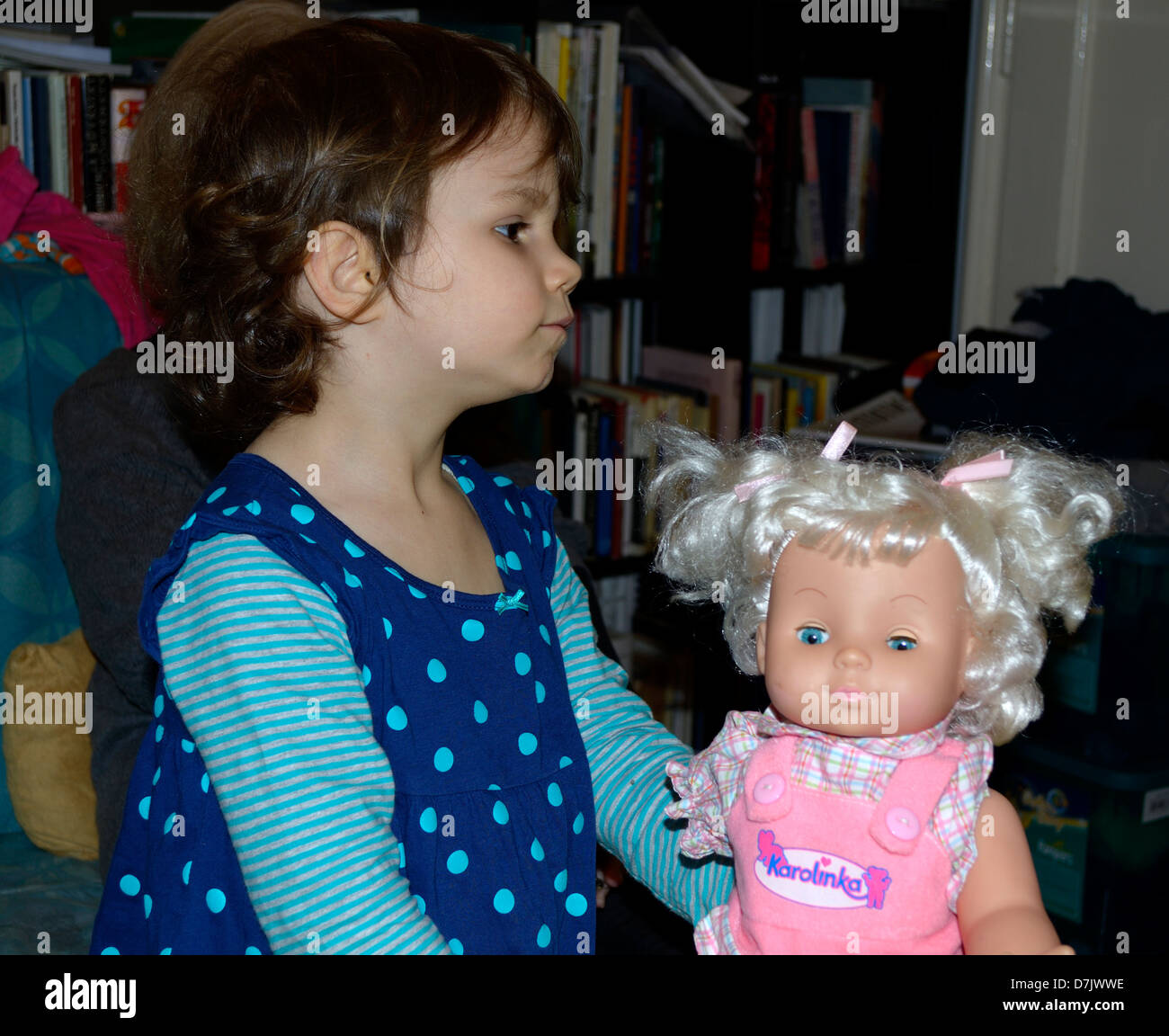 4 anno bambina di giocare con la sua bambola Foto Stock