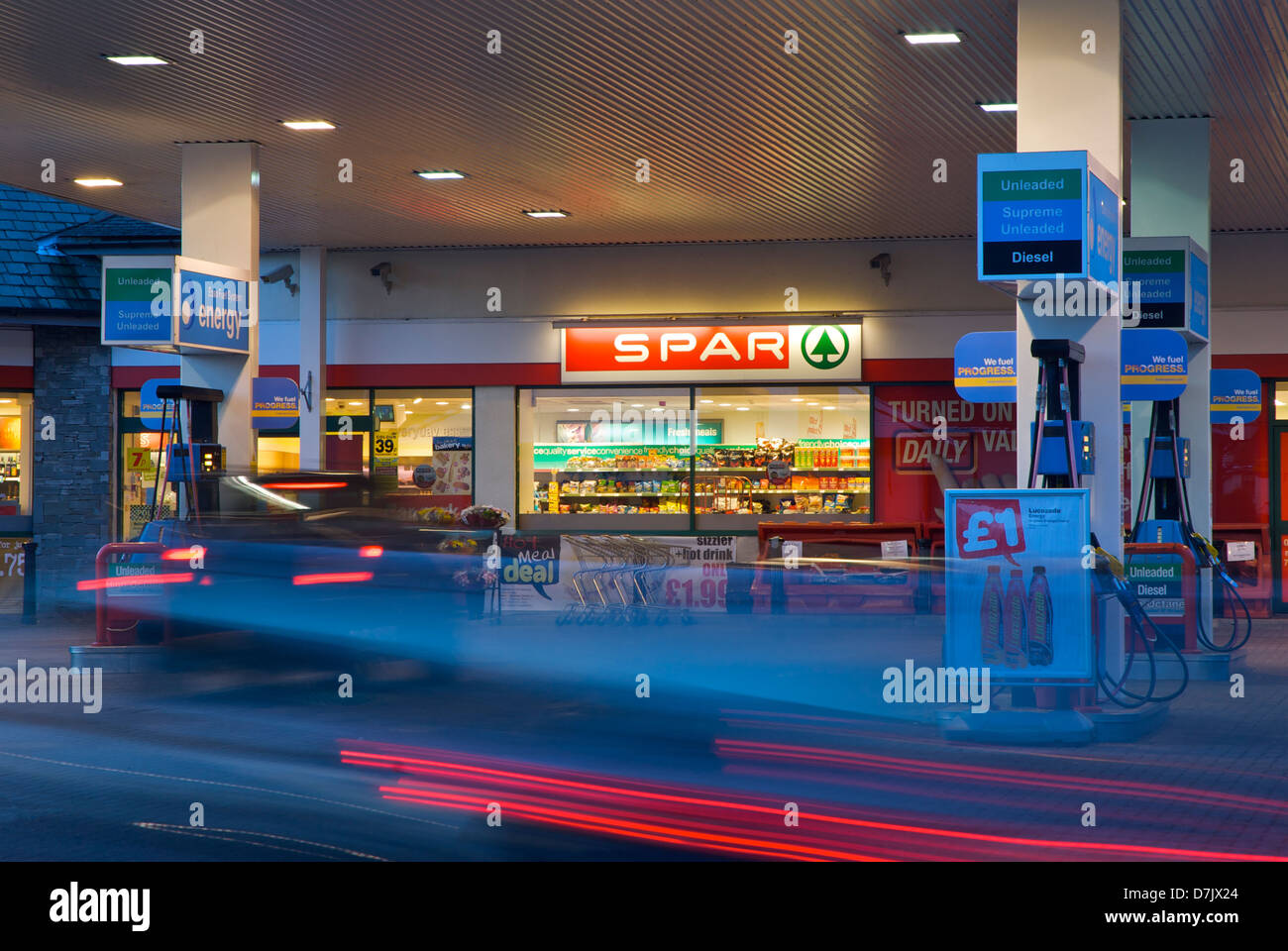 Stazione di benzina e Spar shop a Troutbeck Bridge, vicino a Ambleside, Cumbria, Parco Nazionale del Distretto dei Laghi England Regno Unito Foto Stock