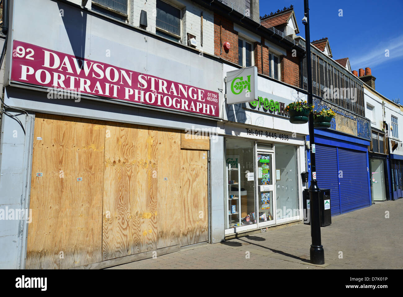 Fila di chiuso, negozi di High Street, Staines-upon-Thames, Surrey, England, Regno Unito Foto Stock