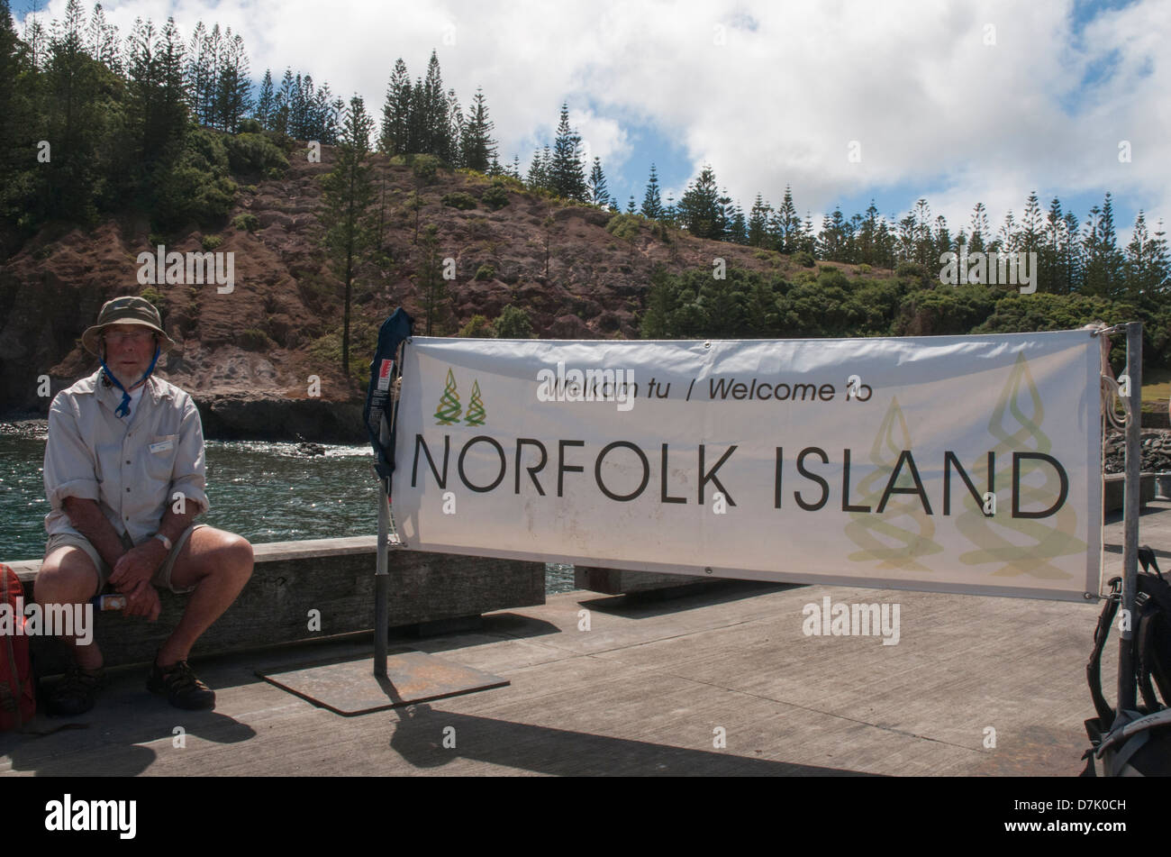 Il banner di benvenuto sullo storico Molo di Kingston in Norfolk Island, incorporante l'isola lingua Norf'k Foto Stock