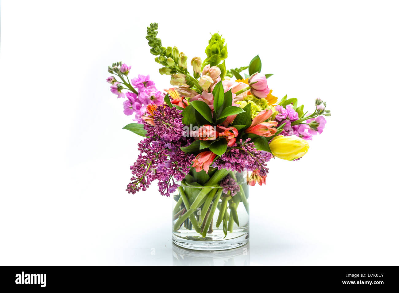 Una molla di bellissimi fiori in un vaso trasparente Foto Stock