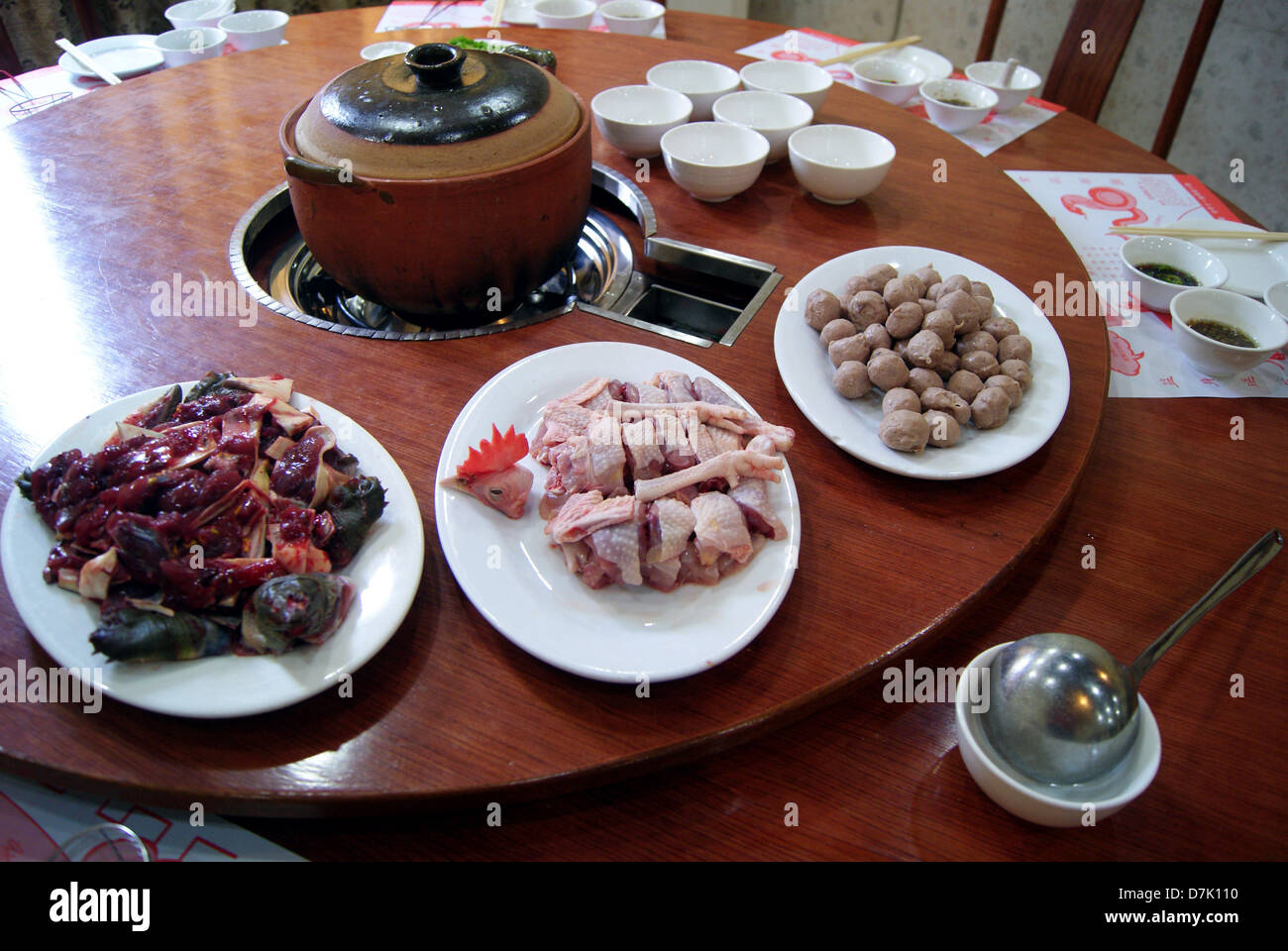 Tavolo da pranzo e materiale alimentare per il ristorante cinese Foto stock  - Alamy
