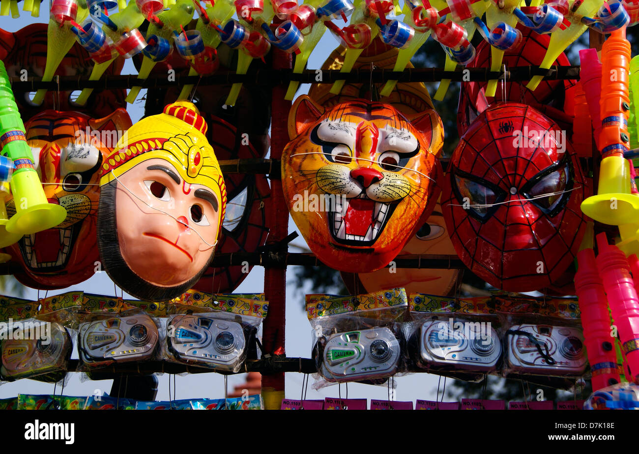 Maschere per la vendita presso negozi di strada di Orissa India Foto Stock