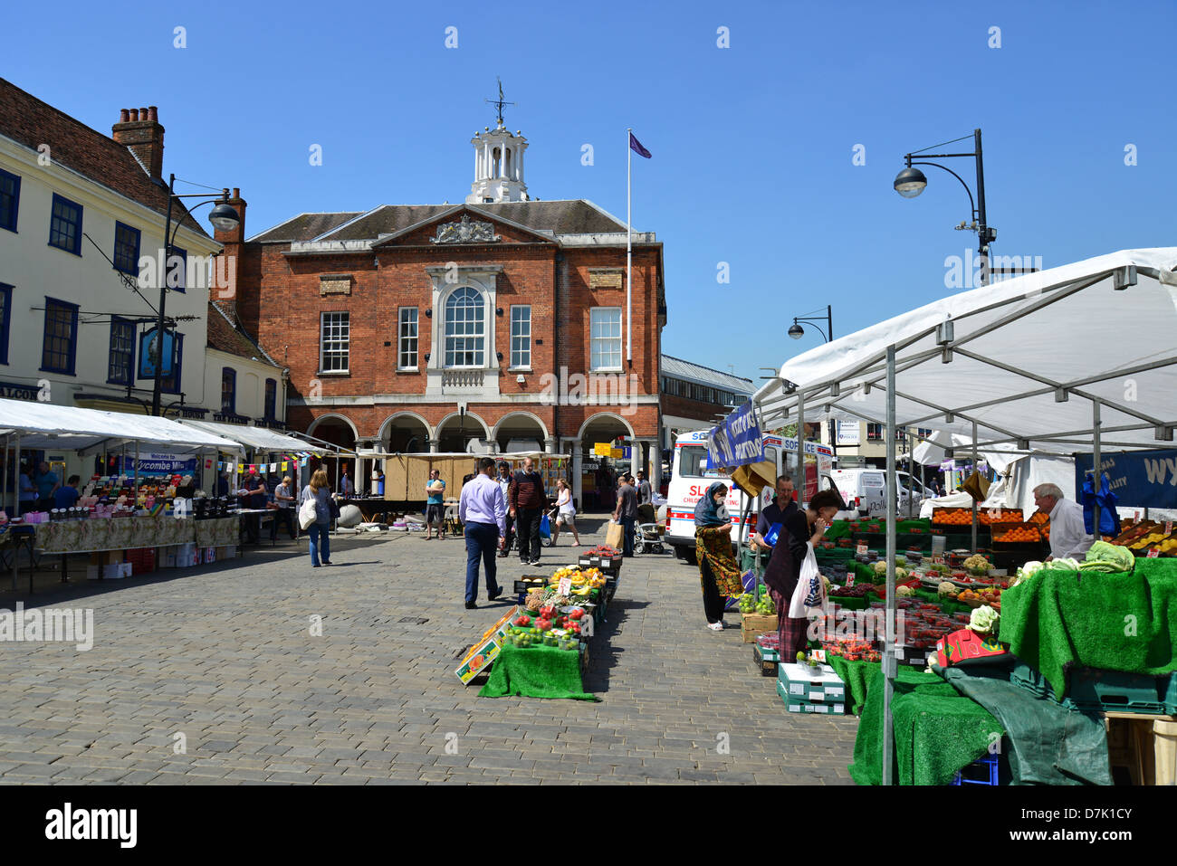 Si arresta in corrispondenza di High Wycombe Mercato, High Street, High Wycombe, Buckinghamshire, Inghilterra, Regno Unito Foto Stock