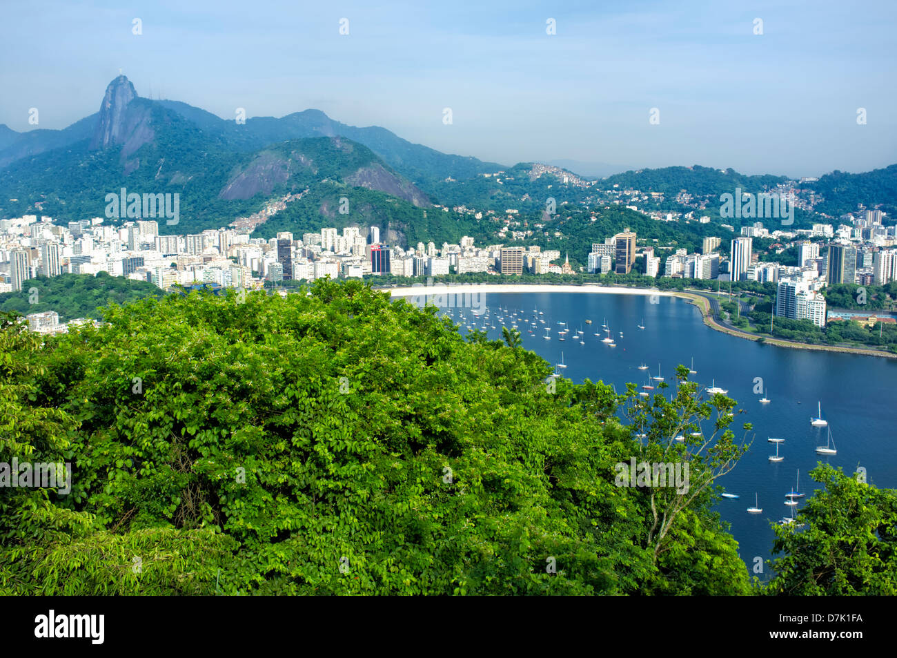 Vista dal Pao de Açucar oltre il Botafogo Harbour e il Corcovado Rio de Janeiro, Brasile Foto Stock