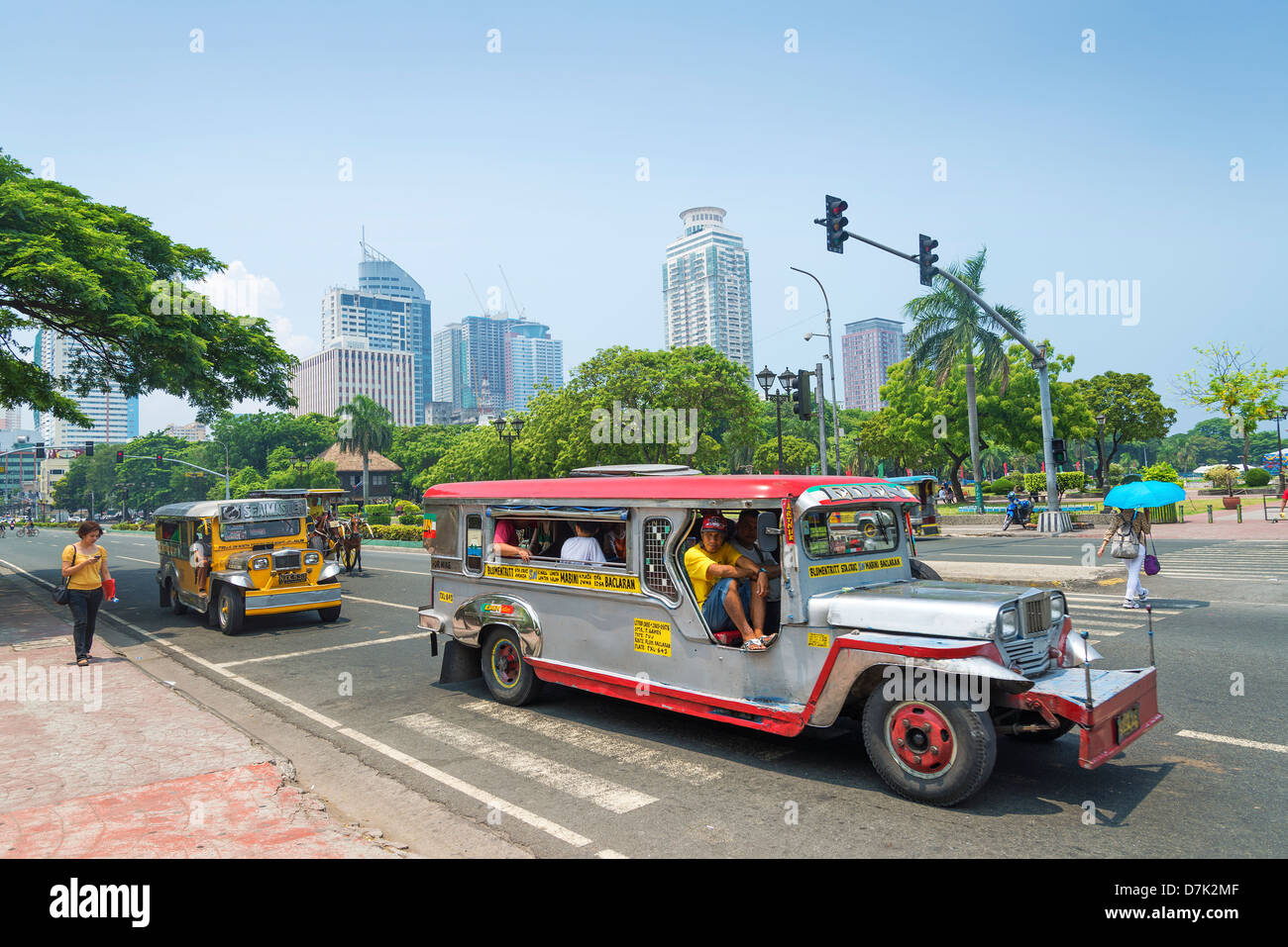 Jeepneys nel Rizal Park di Manila Filippine Foto Stock